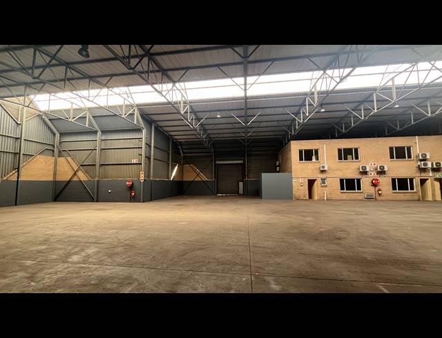 1,092M² WAREHOUSE TO LET IN SPARTAN